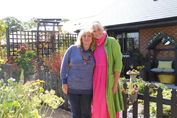 Green fingered neighbours Maggie and Wendy Green fingered neighbours Maggie and Wendy