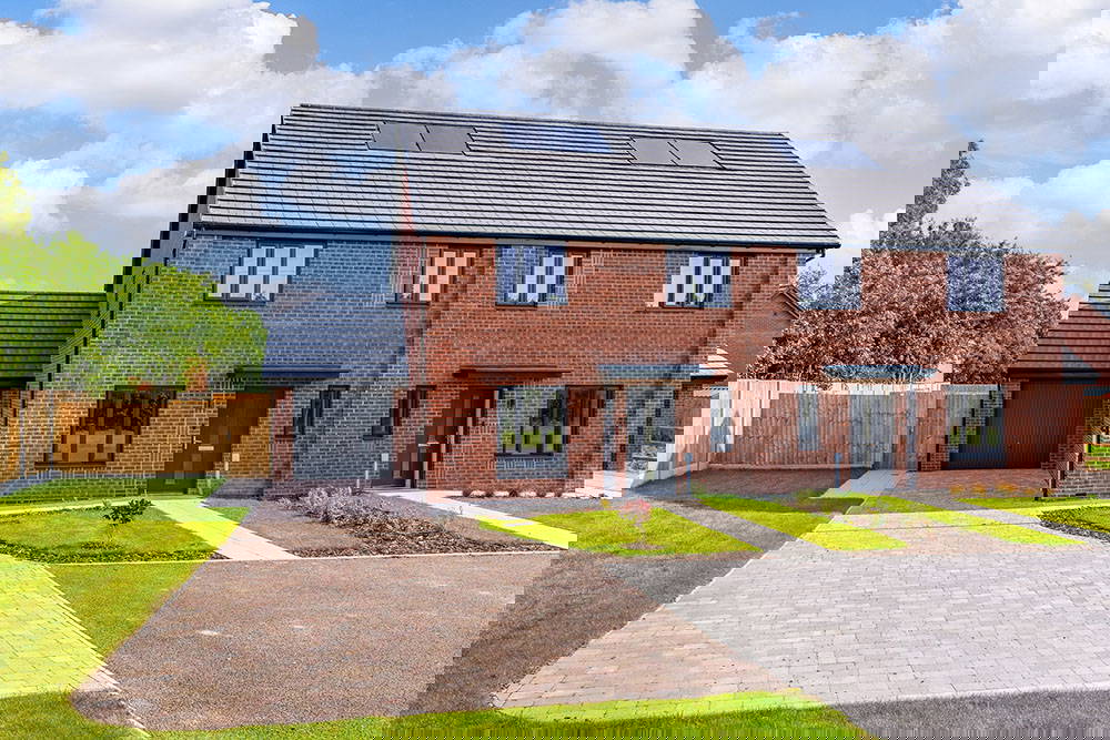 new build houses front view on London Road