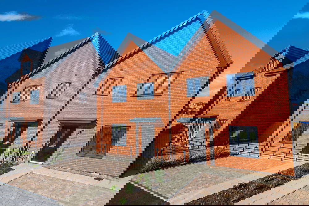 new build houses front view on London Road